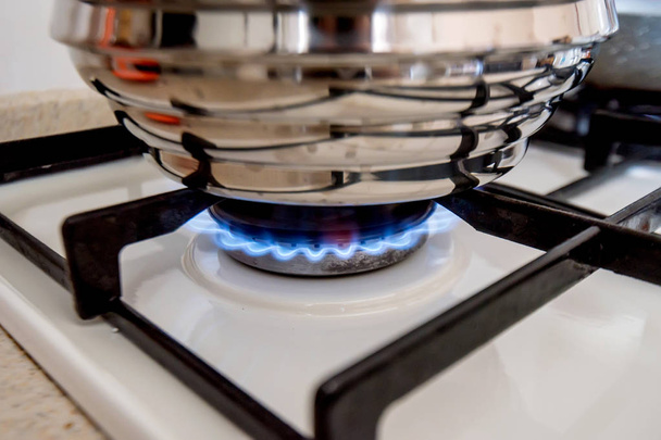 cuisinière en acier inoxydable sur cuisinière à gaz
 - Photo, image