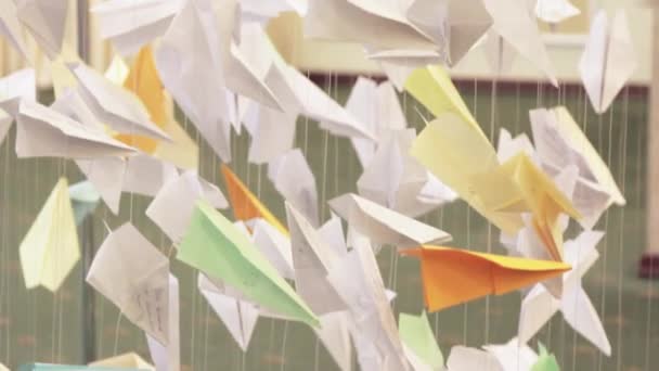 Een heleboel papier vliegtuigen opknoping op snaren. Creatieve inrichting - Video