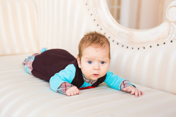 Imádnivaló baba fiú fekvő has portréja - Fotó, kép