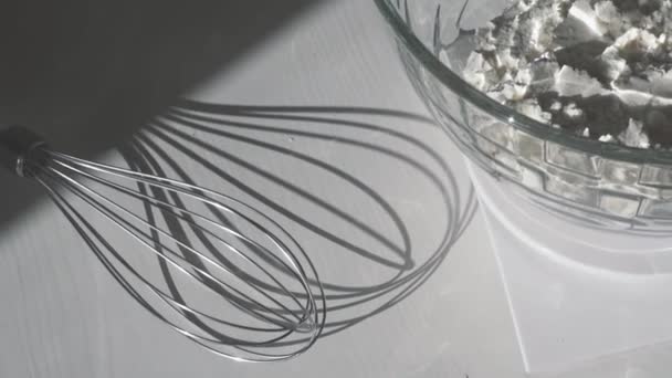 Zeitlupe. in eine Glasschüssel mit Mehl geben Backpulver - Filmmaterial, Video