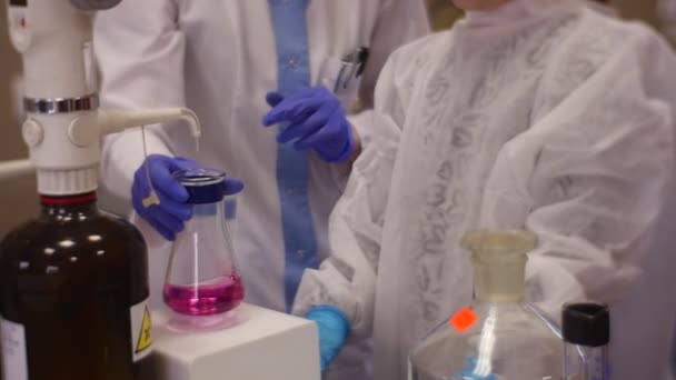 Experimenten met Water in het laboratorium, de kinderen en de wetenschappelijke experimenten, betrekken van de jongere generatie in wetenschappelijke activiteiten - Video