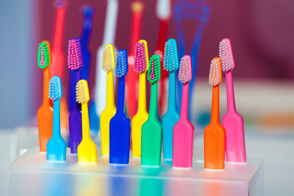 Οδοντόβουρτσες για διαφορετικά χρώματα - Φωτογραφία, εικόνα