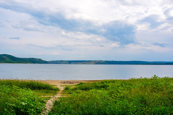 Kuva kauniista rannasta sinisen lahden lähellä kesällä
 - Valokuva, kuva