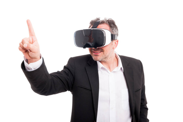 Homme portant des lunettes de réalité virtuelle pour les jeux vidéo
 - Photo, image