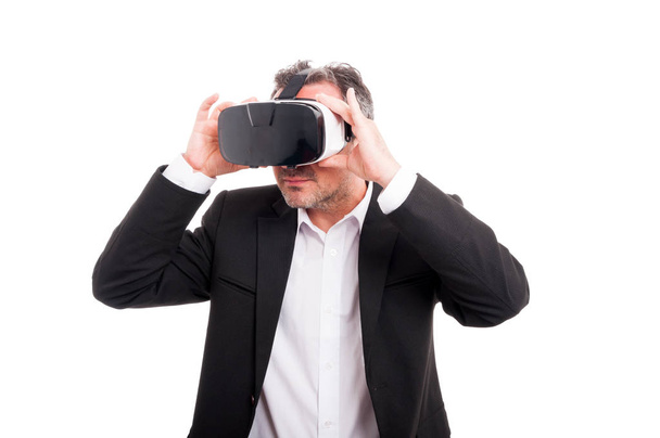 Junger Mann mit moderner Brille für virtuelle Realität - Foto, Bild