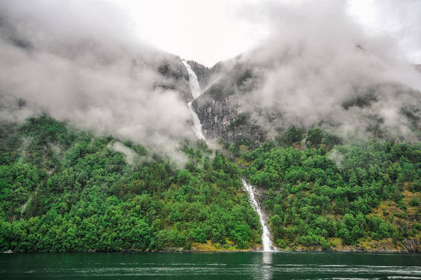 Prachtig landschap en landschap uitzicht op fjord in een bewolkte dag, Noorwegen - Foto, afbeelding