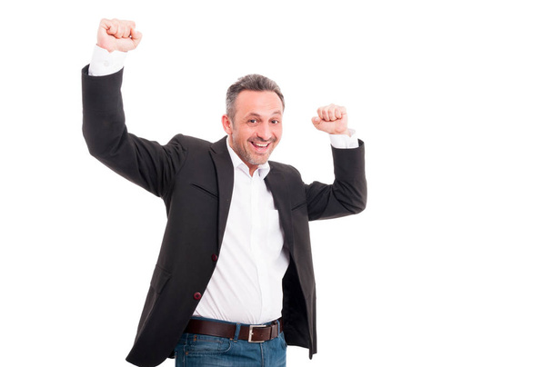 Веселий красивий чоловік робить жест перемоги
 - Фото, зображення