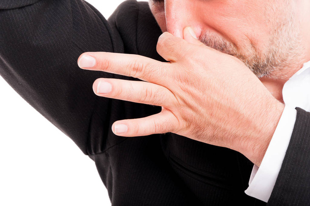 Uomo d'affari sudato è disgustato di odore sgradevole
 - Foto, immagini