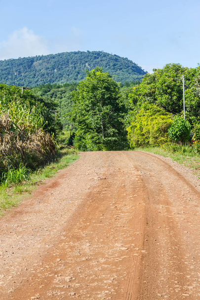 Грязная дорога в сельской местности
 - Фото, изображение
