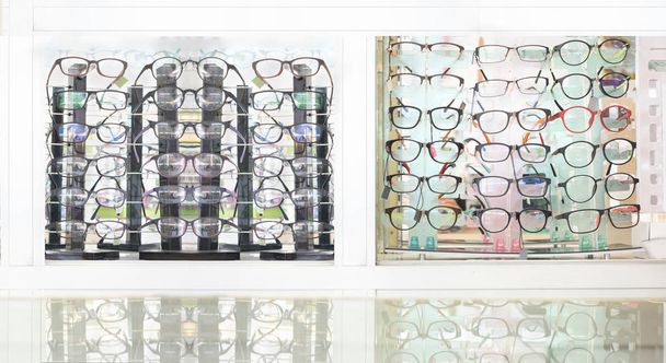 Vari di occhiali in vendita nel negozio
 - Foto, immagini