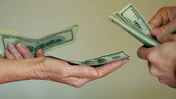 Nahaufnahme des Bezahlens von Bargeld aus Menschenhänden beim Auszählen von 100-Dollar-Scheinen - Filmmaterial, Video