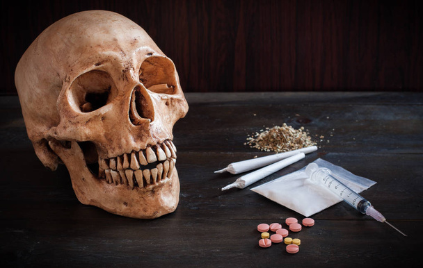 Παλιά κρανίο με τη μαριχουάνα, επικίνδυνα ναρκωτικά, φάρμακα και syring - Φωτογραφία, εικόνα