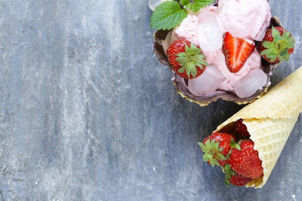 crème glacée maison aux fraises avec des baies fraîches
 - Photo, image