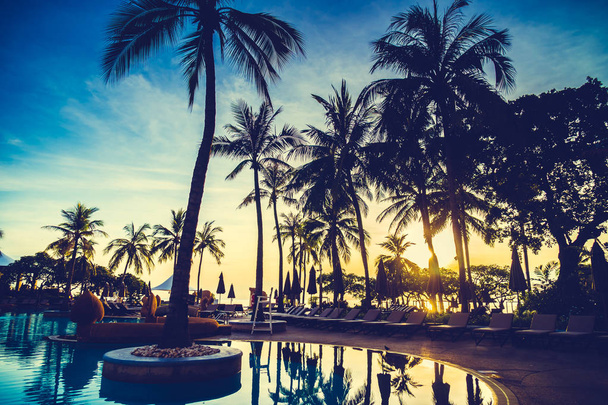 Silueta kokosu palmou kolem bazénu - Fotografie, Obrázek