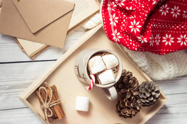Karácsonyi hangulat. Hangulatos karácsonyi reggeli. Kockás, a tálca, egy bögre forró kakaót a marshmallows. A könyv és a karácsonyi kártya. - Fotó, kép