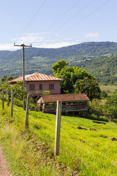 Casa de campo en camino de tierra
 - Foto, Imagen
