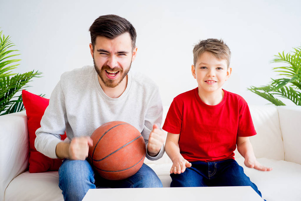 Father and son watching basketball - Φωτογραφία, εικόνα