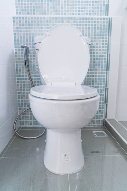 white flush toilet in modern bathroom  - Foto, Imagen