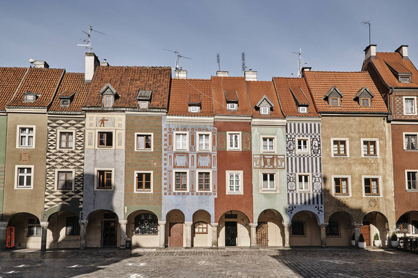 gevels van historische huizen op het oude marktplein - Foto, afbeelding