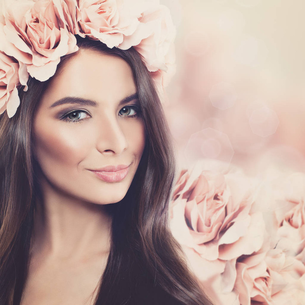 Mulher bonita com cabelos longos, maquiagem e coroa de flores de rosa em
 - Foto, Imagem