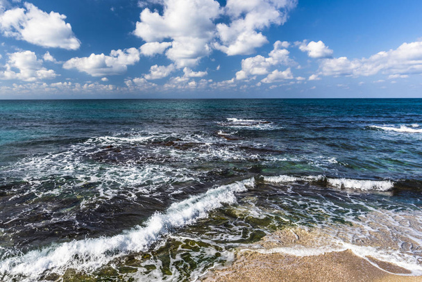 Waves on the sandy shore - Foto, Bild