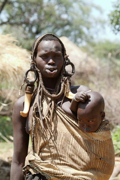 mursi kobiety w Dolinie Etiopii omo - Zdjęcie, obraz