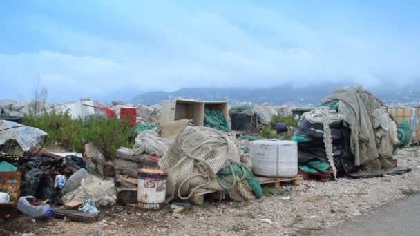 Müll von der Anlegestelle neben der Straße - Filmmaterial, Video