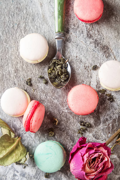 Traditional French sweets. Assorted pink, white macaroon with sp - Foto, Imagen