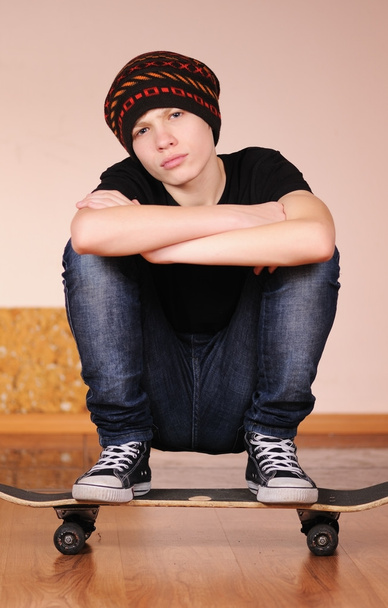 L'adolescent avec un skateboard
 - Photo, image