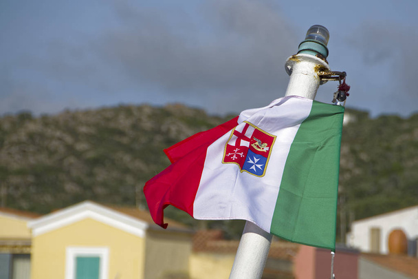 La bandera de la marina italiana en el viento
 - Foto, imagen