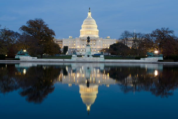 Вид на Капитолий в Вашингтоне в сумерках
 - Фото, изображение