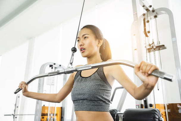 Asian woman in sportswear exercising at the gym. - Foto, Bild