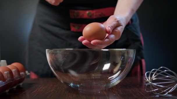 Mãos femininas quebrando um ovo
 - Filmagem, Vídeo