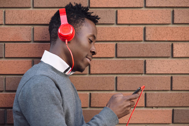 African american man listen music in city - Фото, изображение
