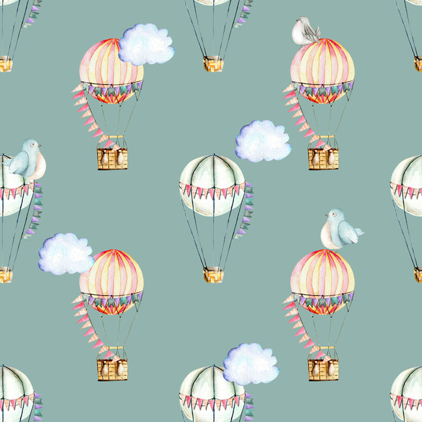 Бесшовный узор с акварелью праздничные воздушные шары, облака и милые птицы, руки нарисованы изолированы на белом фоне
 - Фото, изображение