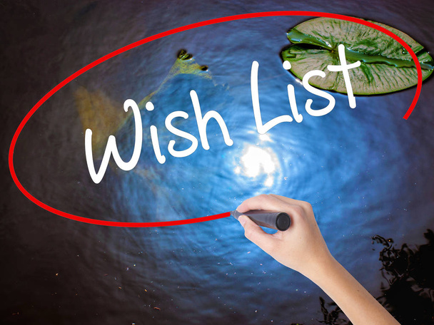 Lista de deseos de escritura manual de mujer con marcador sobre tablero transparente
 - Foto, imagen