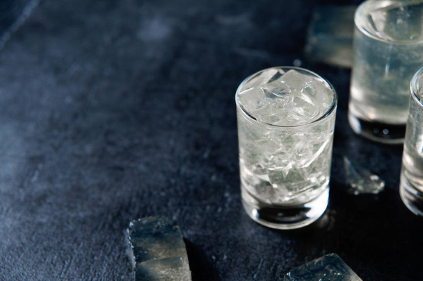 Closeup βότκα σε ένα ποτήρι με πάγο, τζιν, τεκίλα τονωτικό, - Φωτογραφία, εικόνα