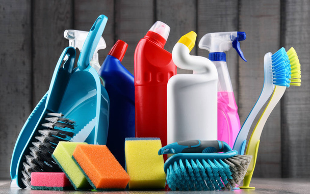 Verscheidenheid van flessen reinigingsmiddelen en chemische reinigingsmiddelen - Foto, afbeelding