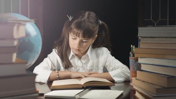 Smart Schoolgirl Studying Process - Video, Çekim