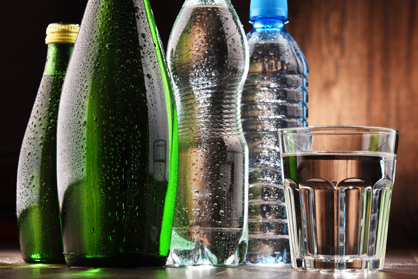 Composição com vidro e garrafas de água mineral - Foto, Imagem