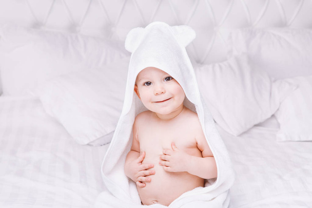 Adorably yalan yatakta beyaz havlu üzerine bebeğim. Mutlu çocukluk ve sağlık kavramı. - Fotoğraf, Görsel