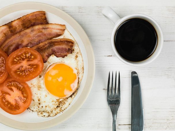 Бекон яйце і томатний сніданок їжі з кухля чорна кава - Фото, зображення