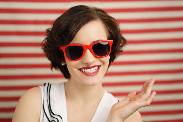 Elegante giovane donna alla moda in occhiali da sole rossi
 - Foto, immagini