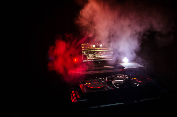 DJ iplik, karıştırma ve tırmalamak dj elinde bir gece kulübünde dj's güverte, strobe ışıklar ve sis, seçici odak çeşitli parça denetimlere tweak, yakın çekim. DJ müzik kulübü hayat kavramı - Fotoğraf, Görsel