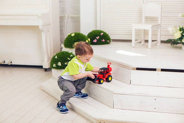 Petit garçon joue avec la voiture jouet à la maison
 - Photo, image