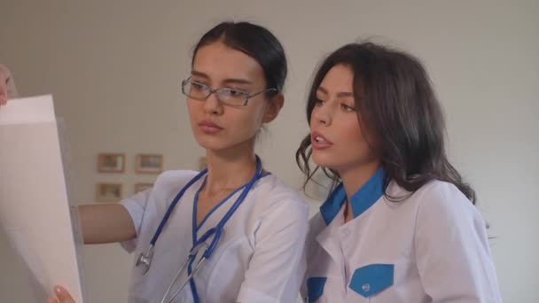 Two doctors with paper documents. - Filmati, video