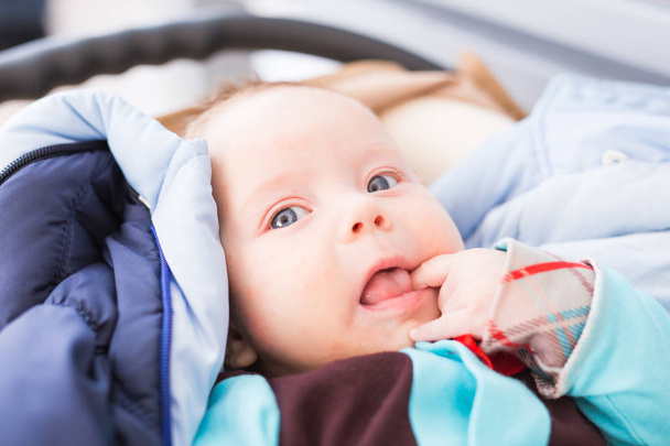 Primer plano de Adorable bebé caucásico. Retrato de un bebé de tres meses
 - Foto, Imagen