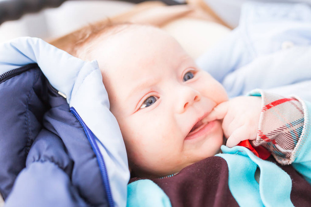 愛らしい白人の赤ちゃんのクローズ アップ。3ヶ月の男の子の肖像画 - 写真・画像