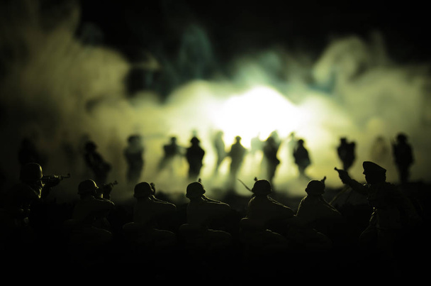 Koncepcja wojny. Wojskowych sylwetki walki scena na wojnie mgła niebo w tle, sylwetki żołnierzy wojny światowej poniżej zachmurzony Skyline w nocy. Scena ataku. Pojazdy opancerzone - Zdjęcie, obraz