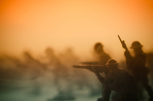 Concepto de guerra. Siluetas militares peleando escena en el fondo del cielo niebla de guerra, Soldados de la Guerra Mundial Siluetas debajo del horizonte nublado Por la noche. Escena de ataque. Vehículos blindados
 - Foto, imagen
